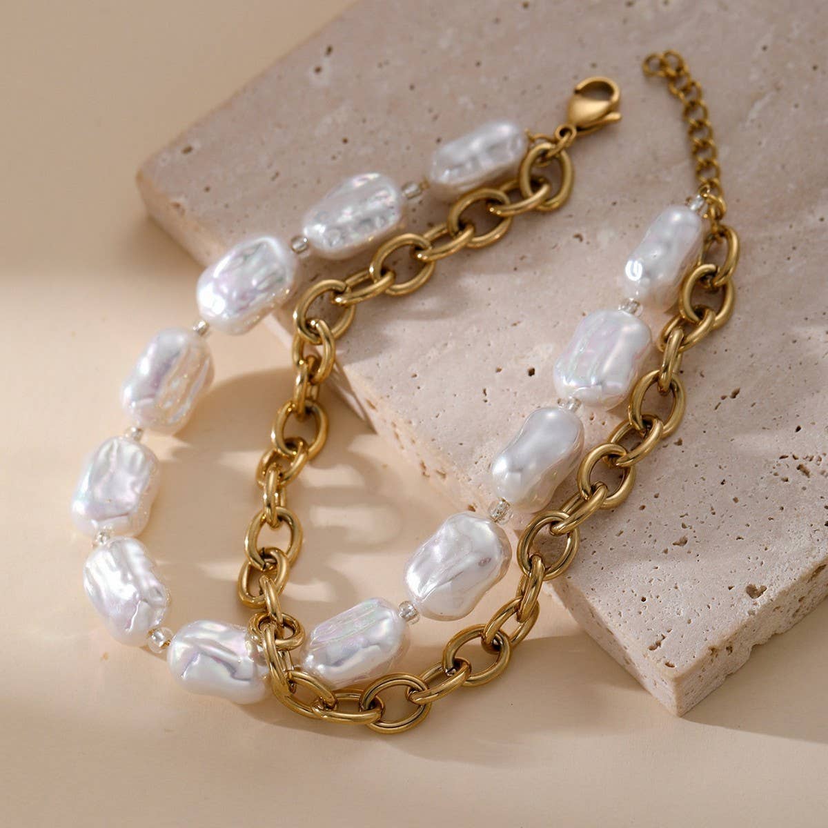 STAINLESS STEEL GOLD-PLATED VINTAGE PEARL BRACELET_CWMM3723