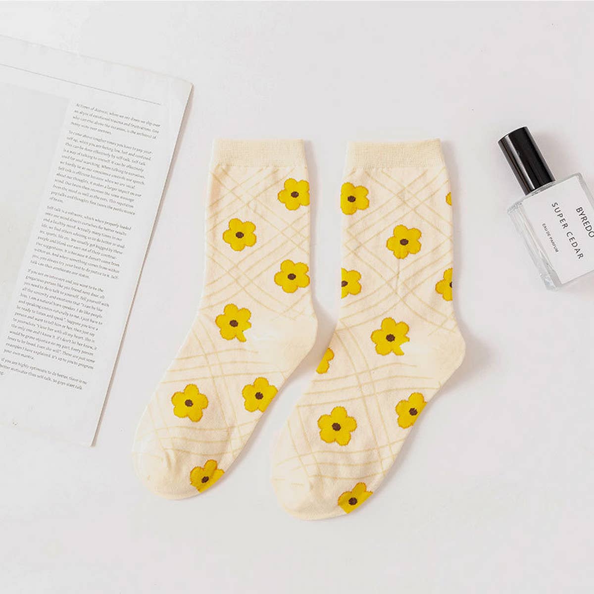 SWEAT-ABSORBENT AND BREATHABLE SWEET FLOWER SOCKS