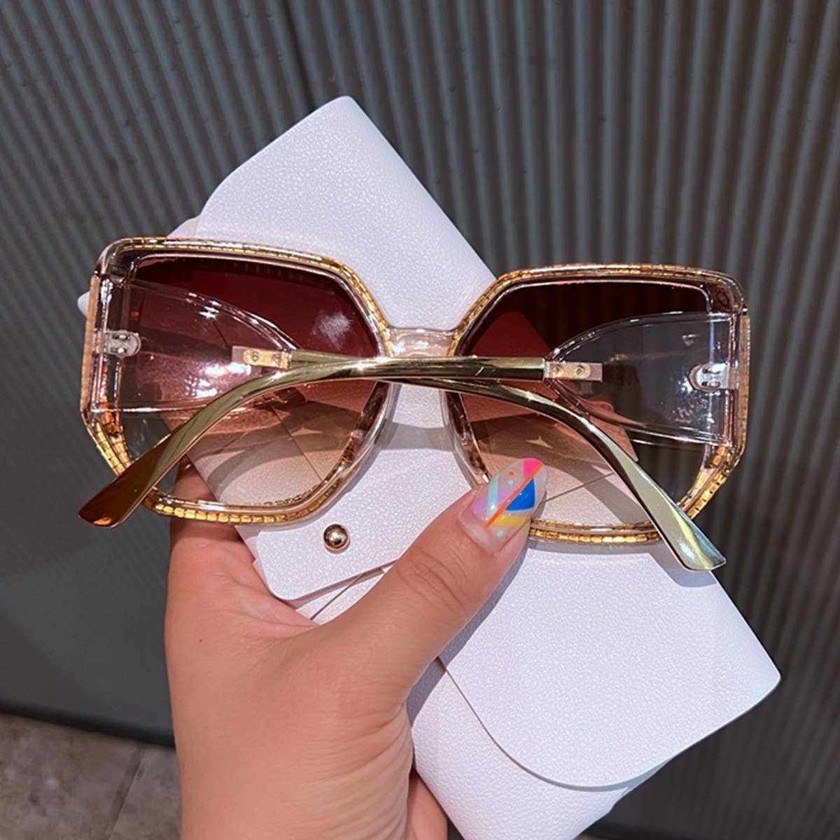 FASHIONABLE LARGE SQUARE FRAME SUNGLASSES