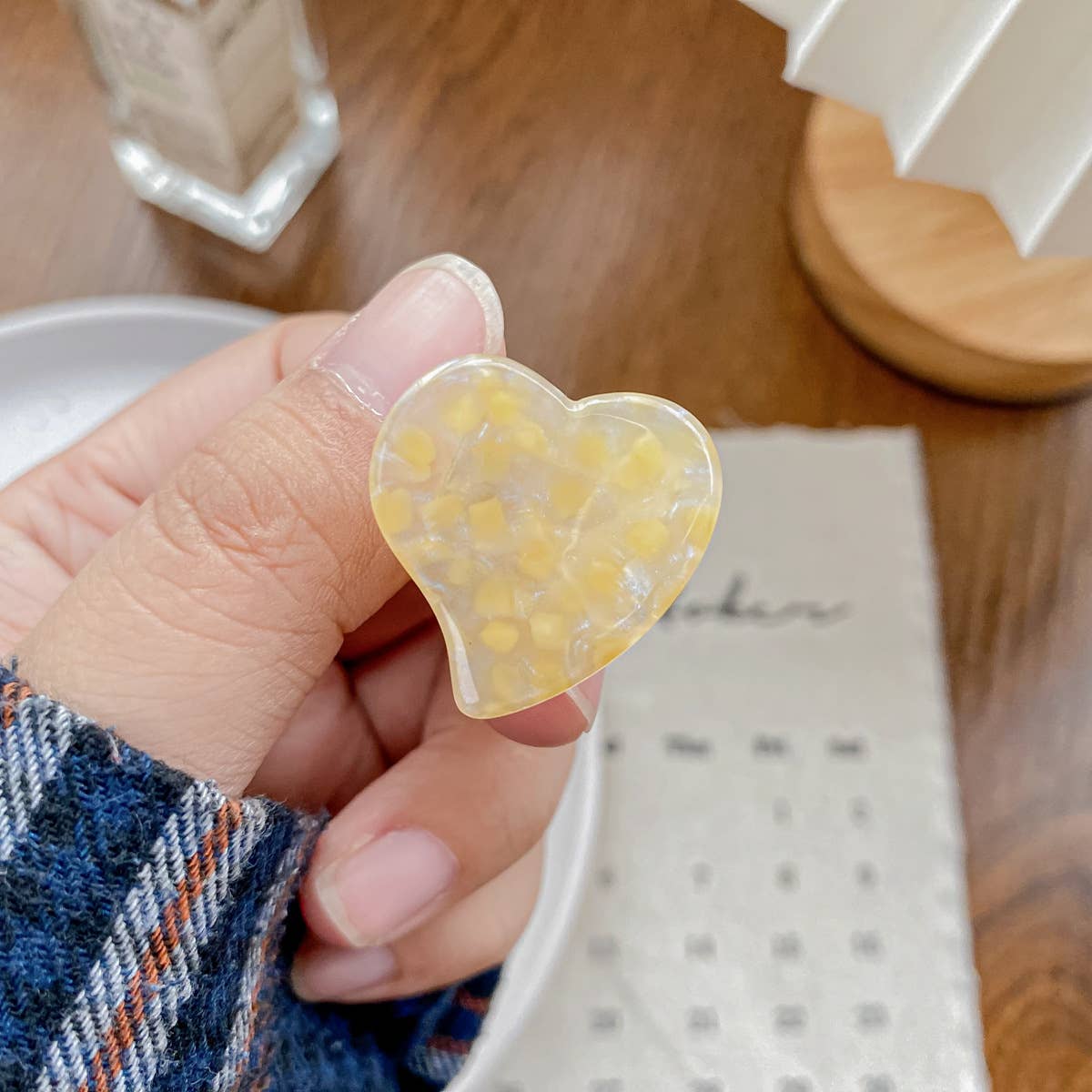 Cute acetic acid heart-shaped small clipper