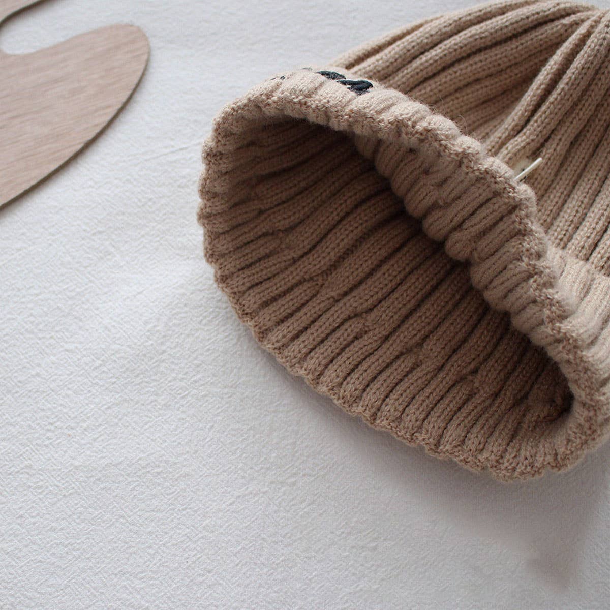 VERSATILE LETTER VERTICAL STRIPED KNITTED HAT_CWAH2924