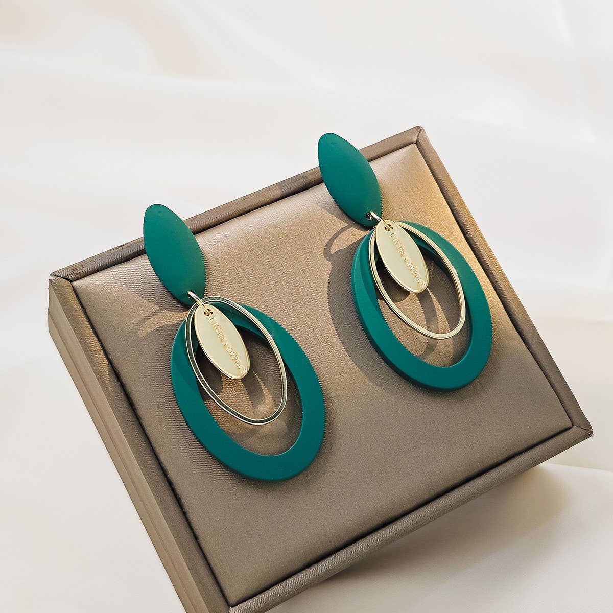 SIMPLE GEOMETRIC OVAL HOLLOW EARRINGS_CWAJE1867