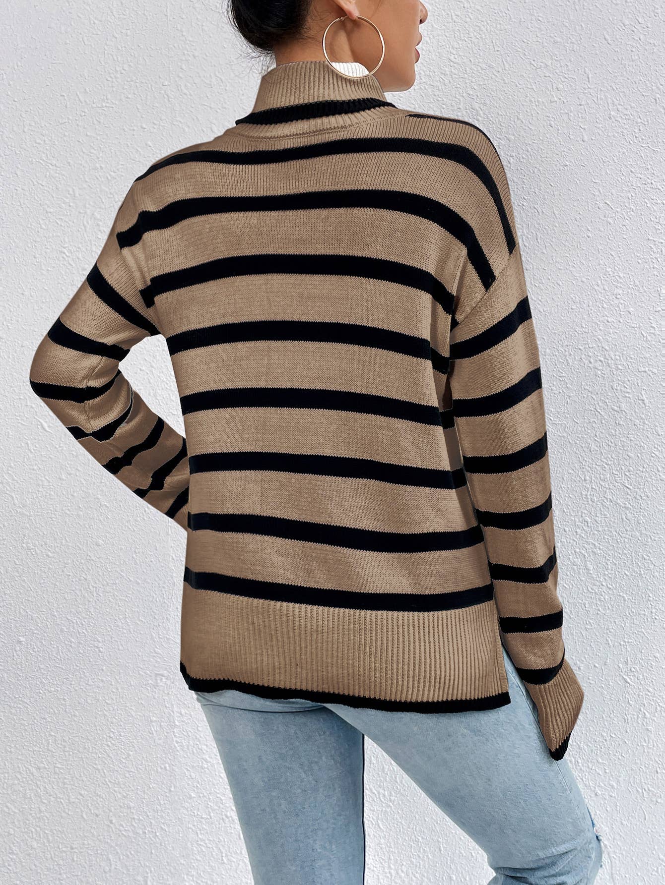 STRIPED TURTLENECK SWEATER IN CONTRASTING COLORS
