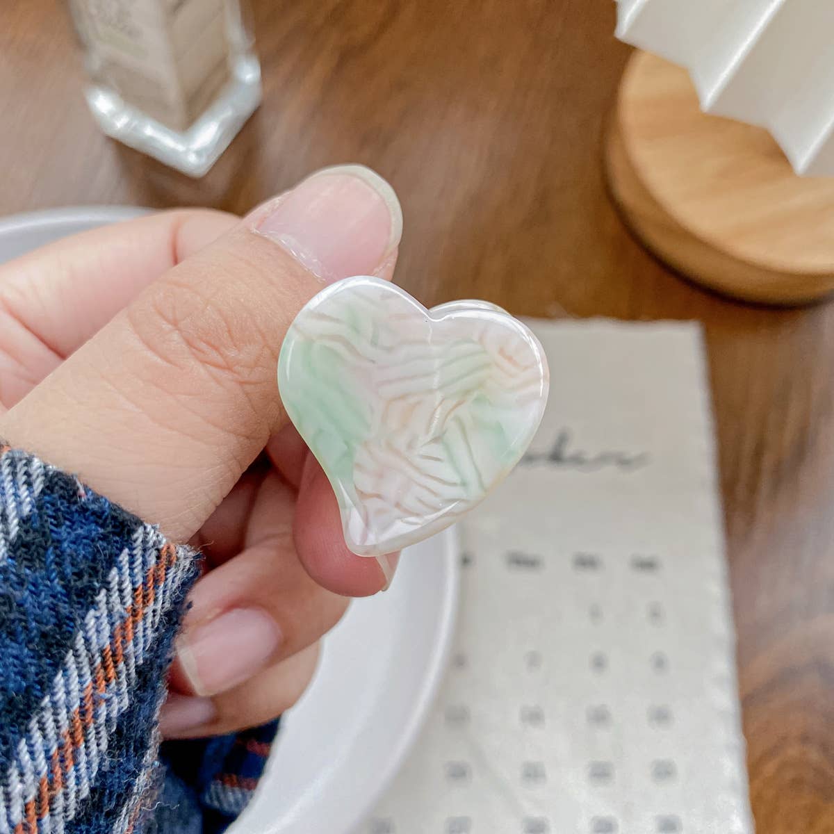 Cute acetic acid heart-shaped small clipper