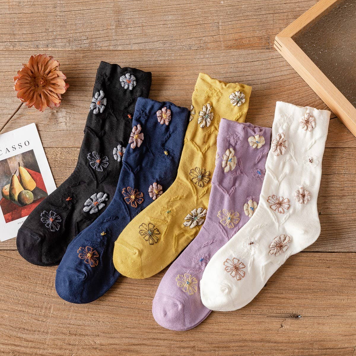 THREE-DIMENSIONAL RELIEF FLOWER MID-TUBE SOCKS