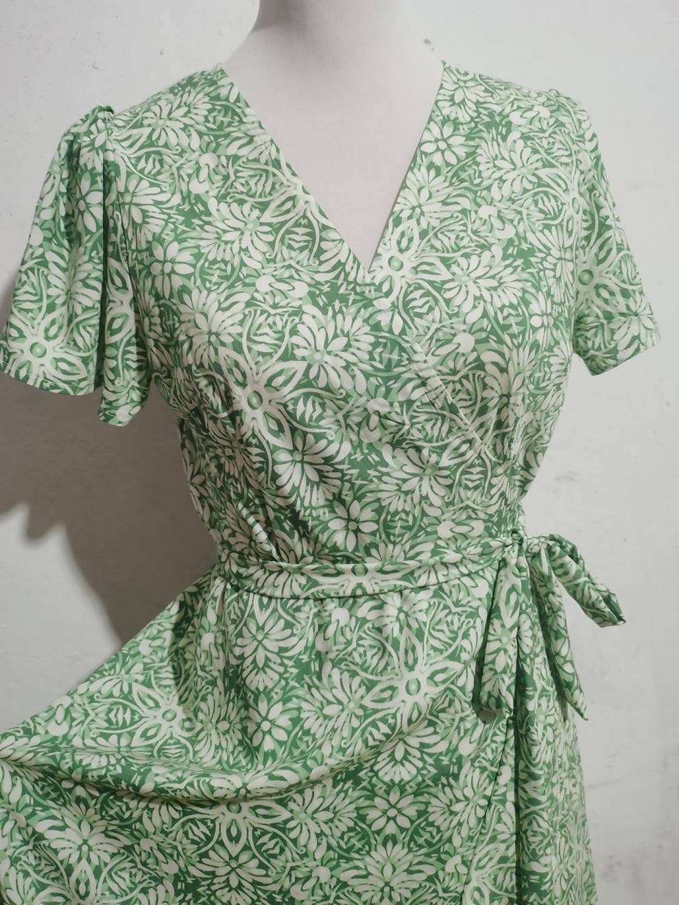 V-neck one-piece lace-up holiday swing dress