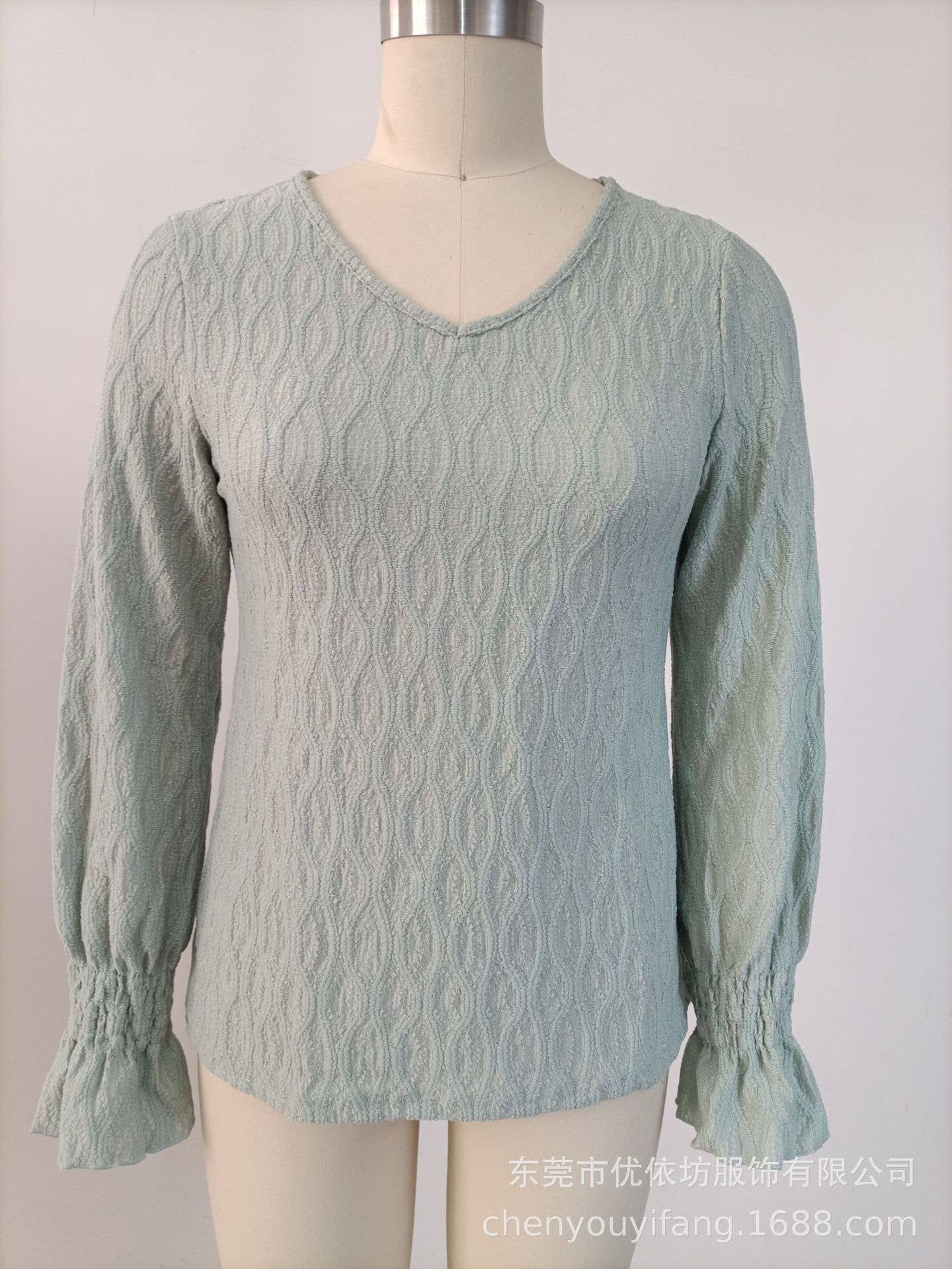 V-NECK LONG SLEEVE FLARED SLEEVE T-SHIRT