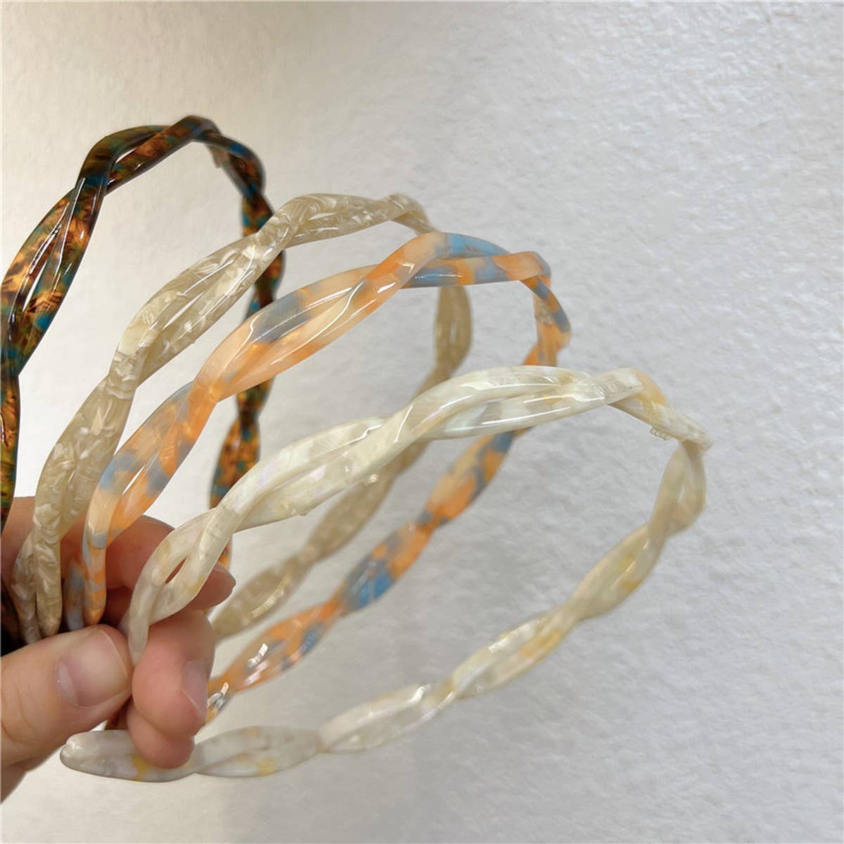 SMALL TWISTED HAIRBAND FOR EVERYDAY WEAR_CWAHA2686