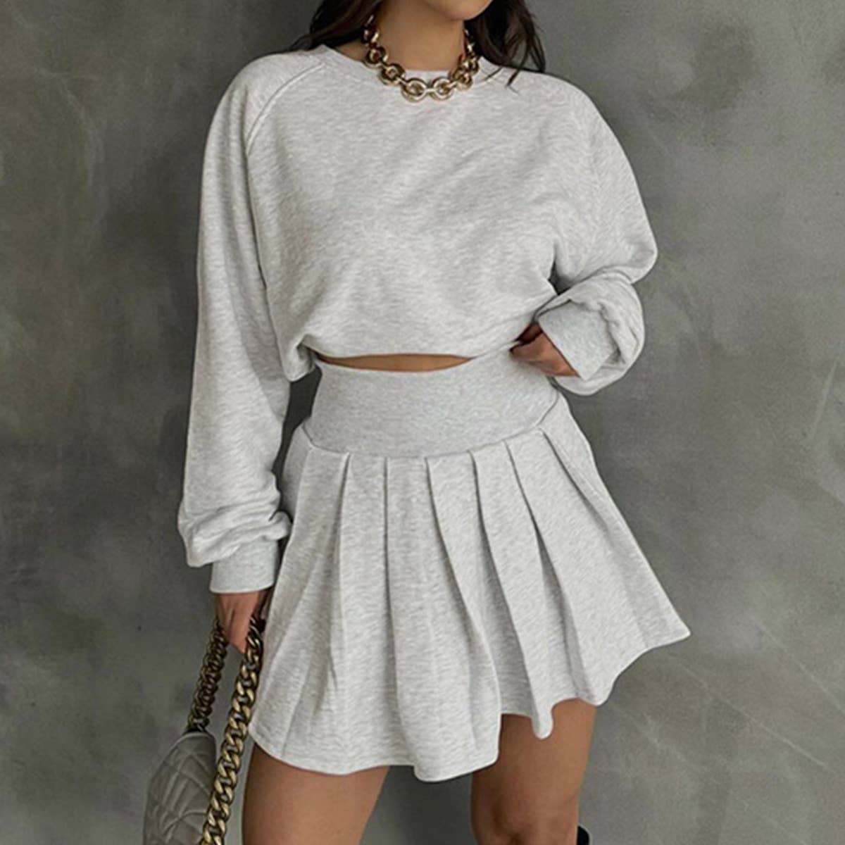 Long-sleeved sweatshirt and pleated skirt set