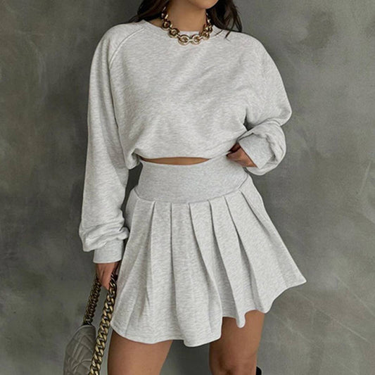 Long-sleeved sweatshirt and pleated skirt set