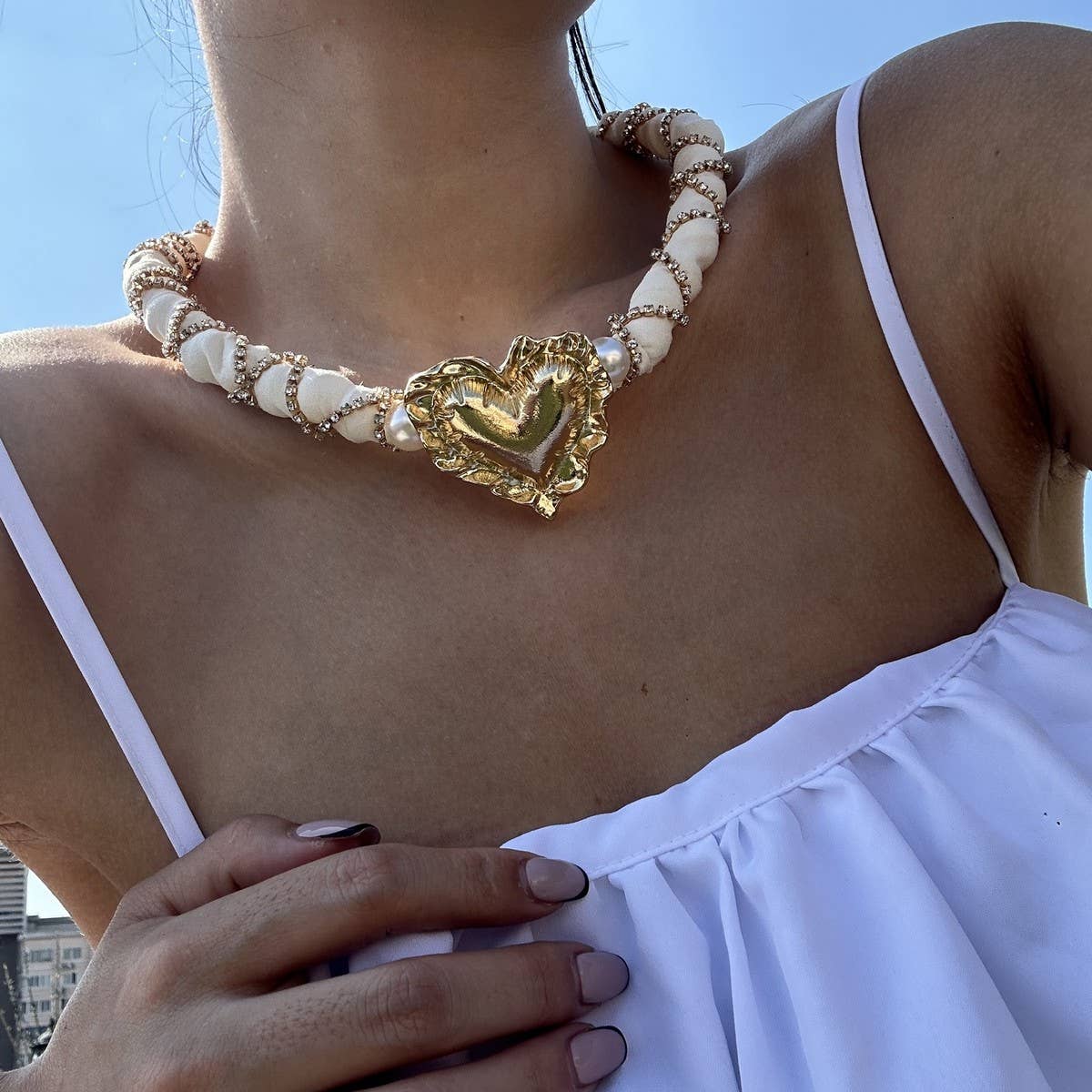 FASHIONABLE WOVEN FABRIC PEARL NECKLACE