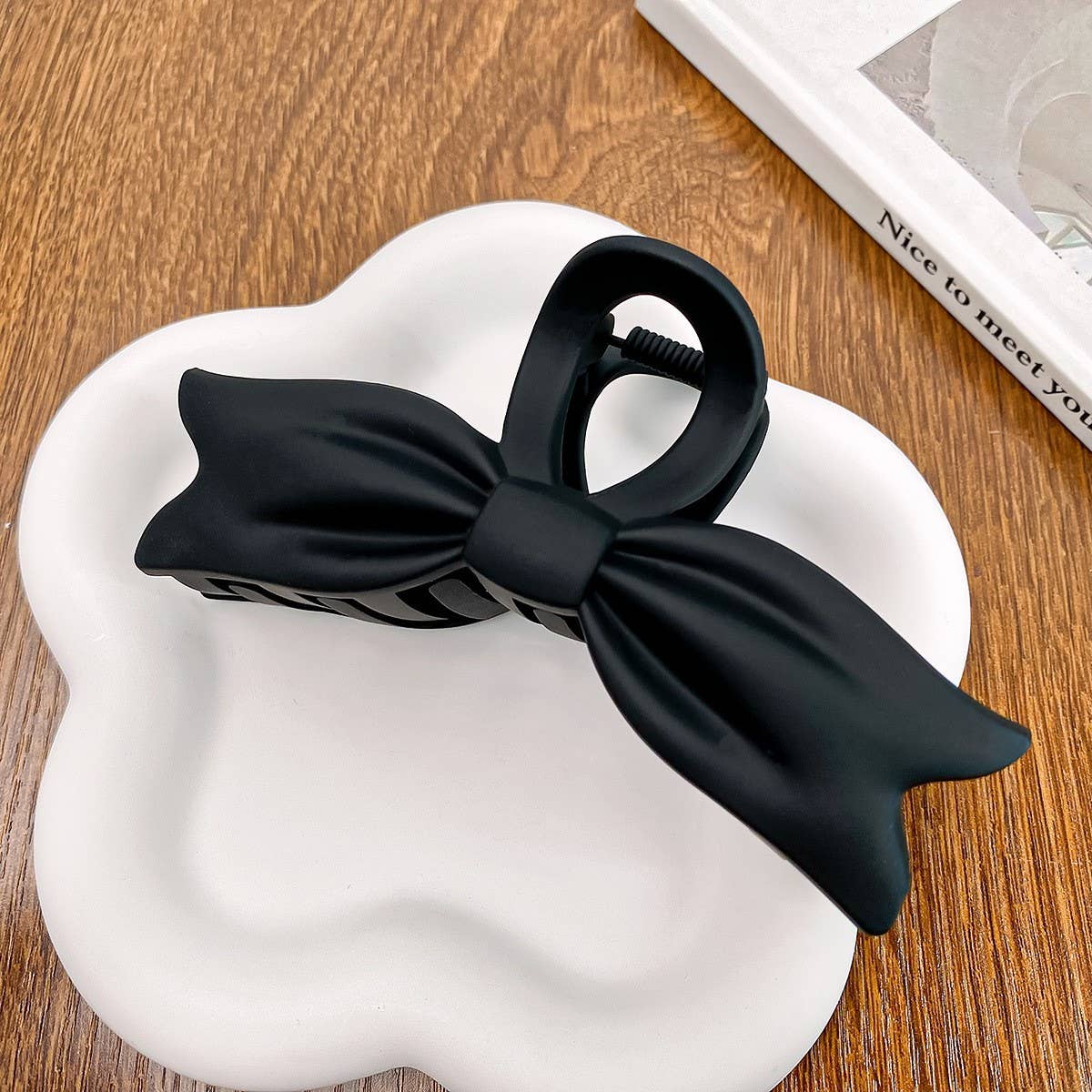 Versatile fashionable hollowed-out grab clip