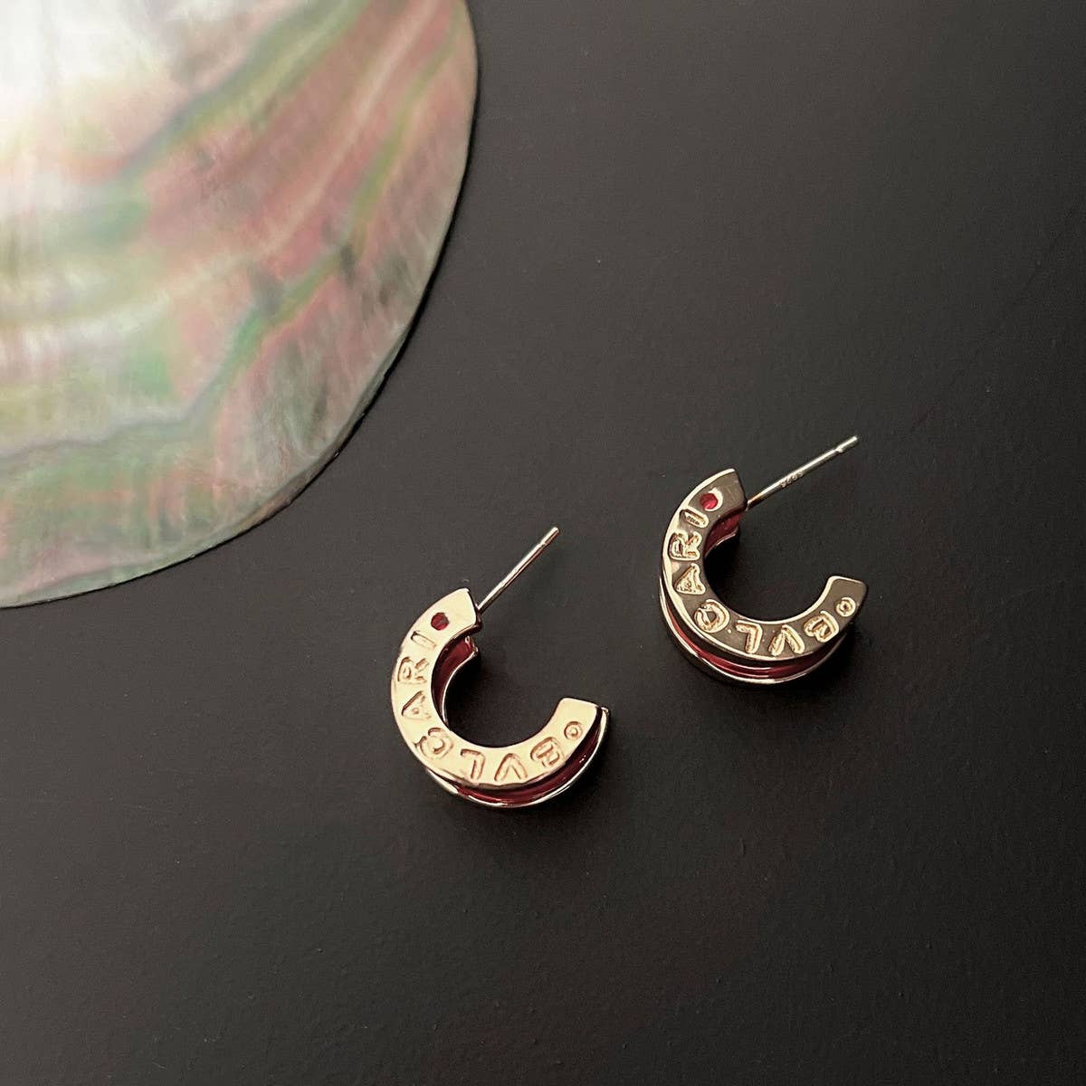 LIGHT LUXURY RED C-SHAPED EARRINGS