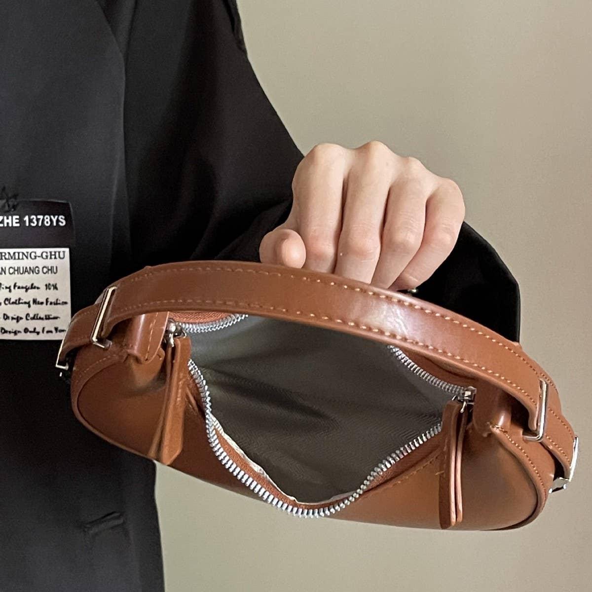 CWAB4834_NEW VERSATILE CRESCENT-SHAPED UNDERARM BAG