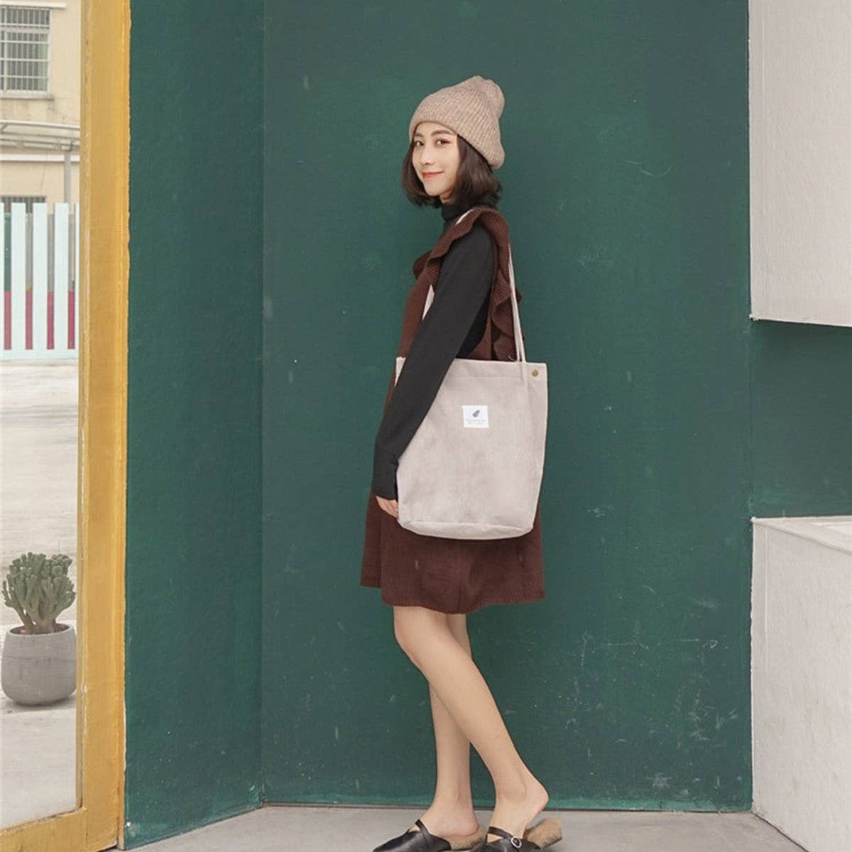 CWAB3911_CORDUROY SNAP-BUTTON LARGE-CAPACITY SHOULDER BAG