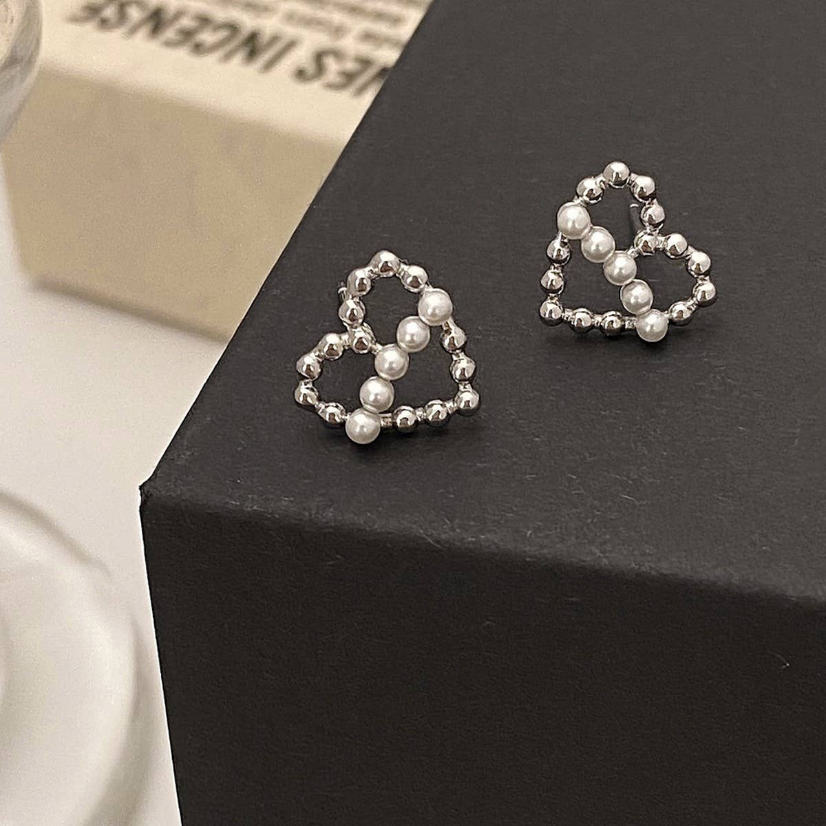 NEW EXQUISITE FASHION HOLLOW HEART PEARL EARRINGS