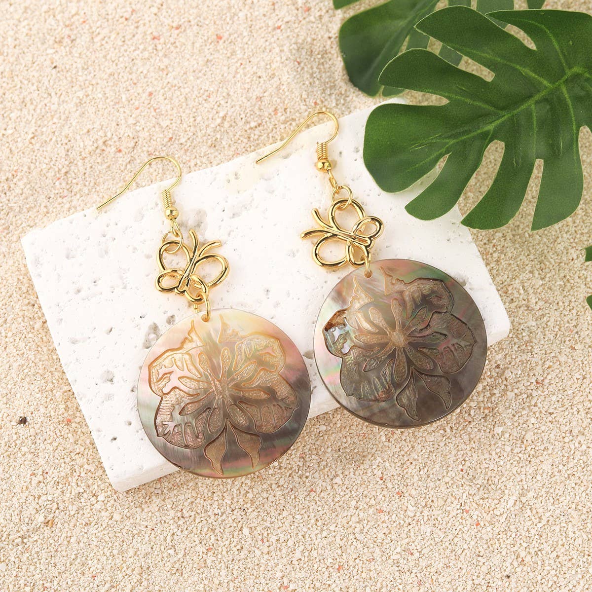 FASHION HOLLOW BLACK SHELL DISC CARVED EARRING_CWMM4367