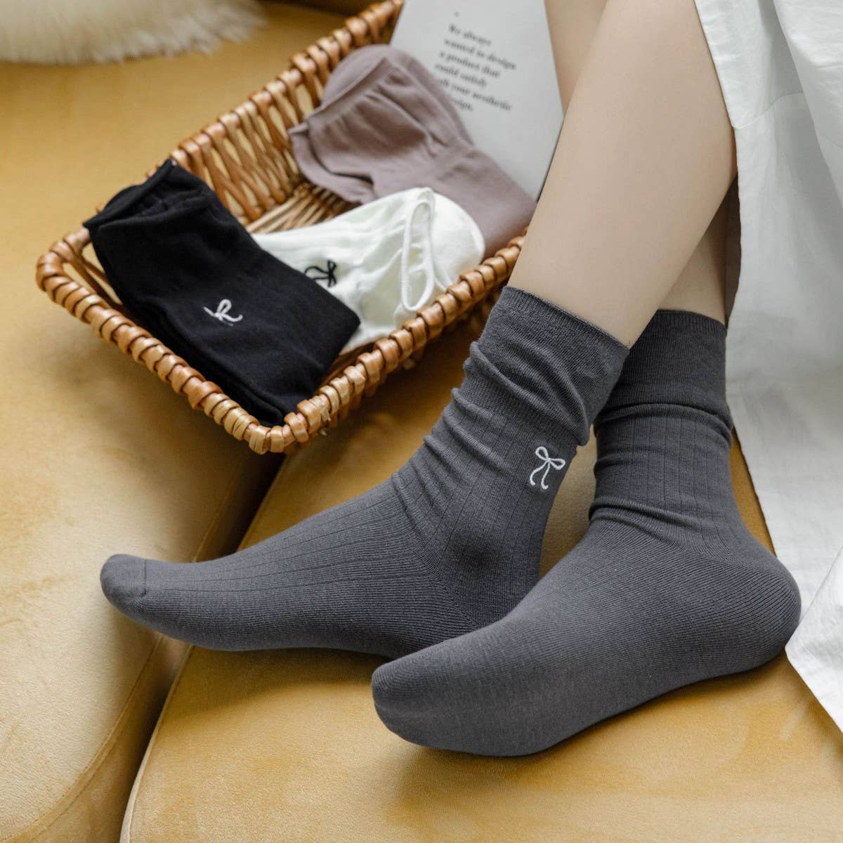 WOMEN'S VERSATILE EMBROIDERED BOW BONELESS SOCKS