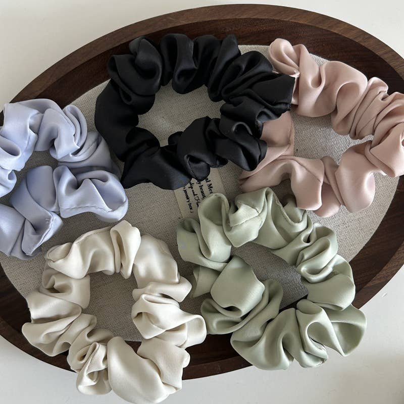 A simple and versatile satin style hairband