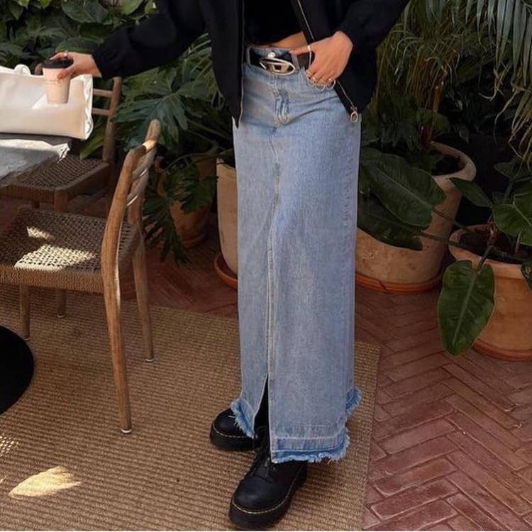 Loose slit denim skirt with brushed edges