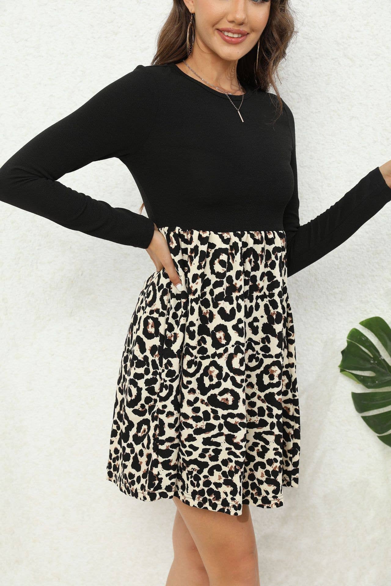 Stylish crew neck leopard print slim-fit dress
