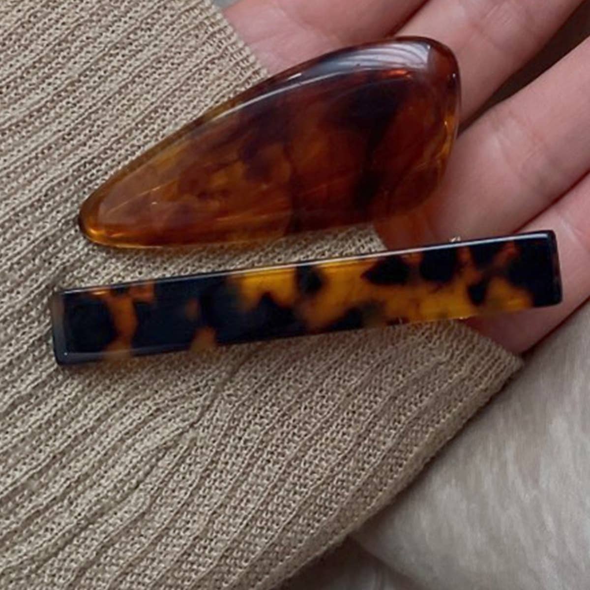 TEMPERAMENT AMBER DUCK BEAK BANGS CLIP HAIRPIN