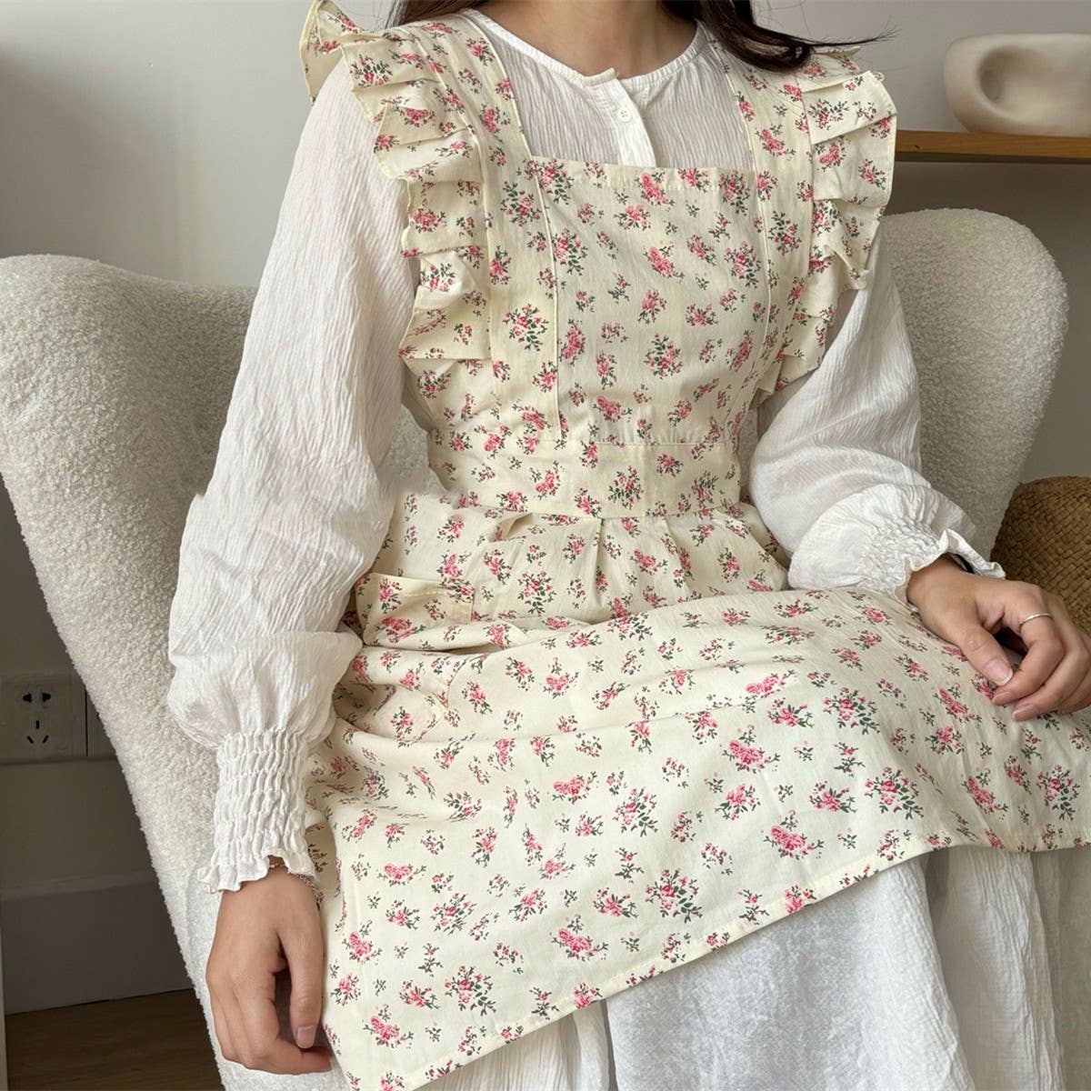 WASHED COTTON AND LINEN RUFFLED FLORAL APRON