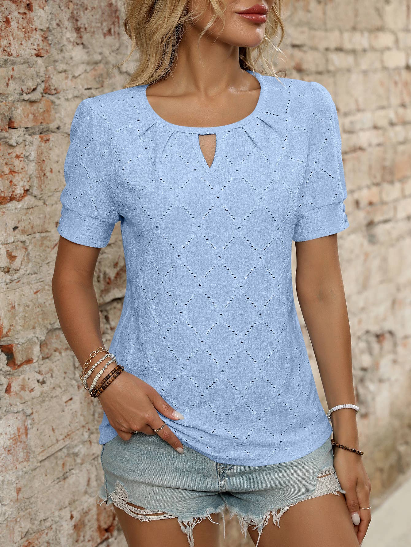 Solid color round neck cut-out button T-shirt
