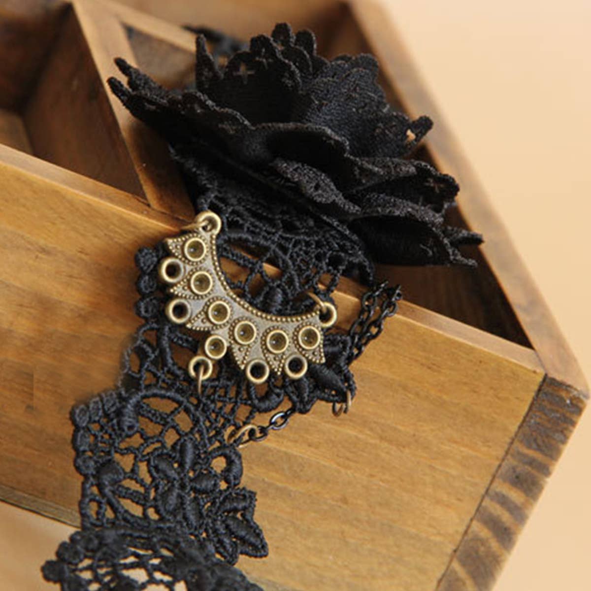 HALLOWEEN FLOWER CRYSTAL LACE SHORT NECKLACE COLLAR