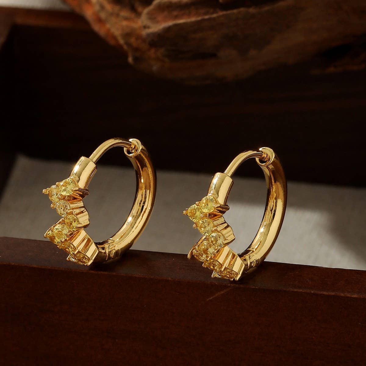 STAINLESS STEEL FLOWER EARRINGS WITH DIAMONDS_CWMM3598