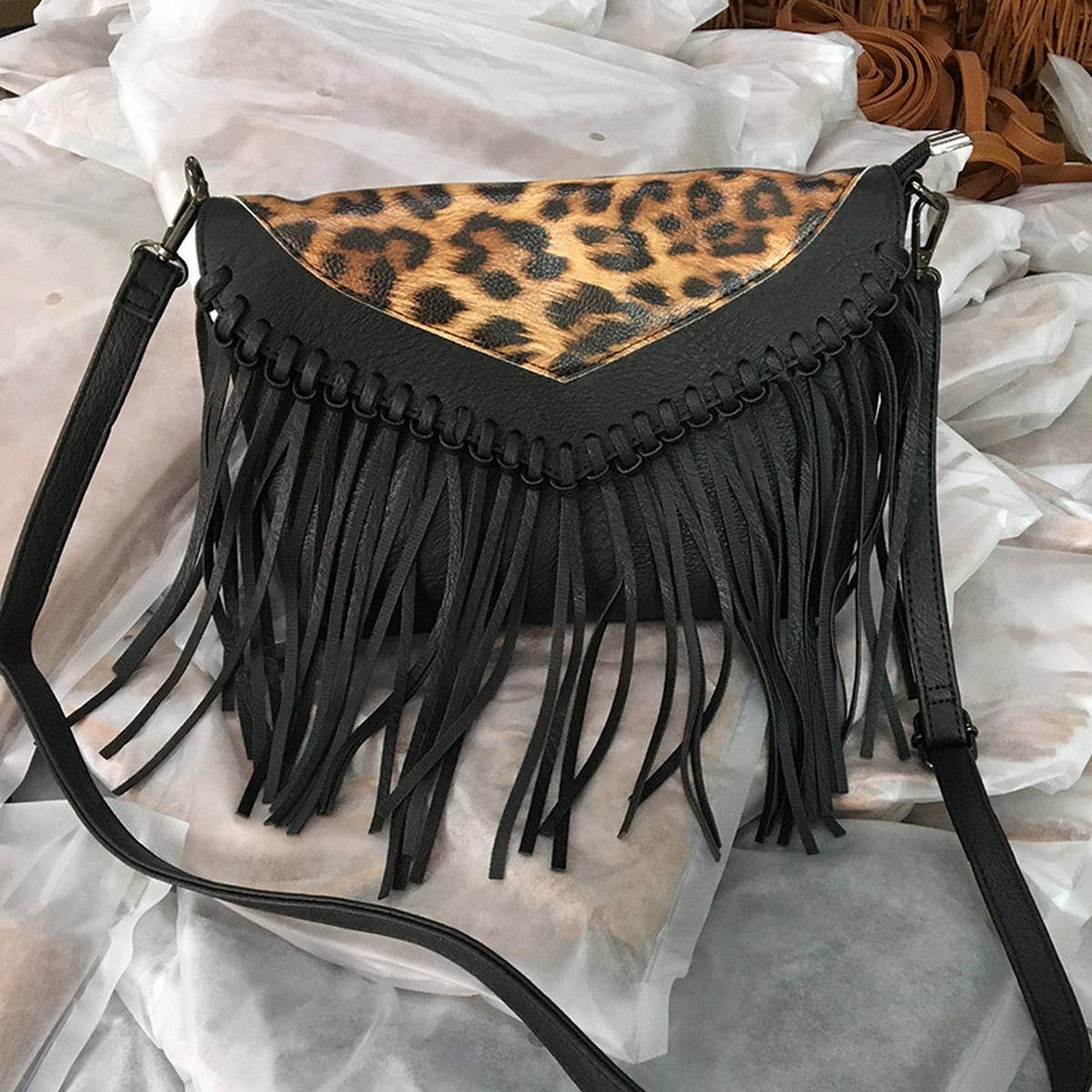 CWAB4565_LEOPARD PRINT TASSEL CHAIN SHOULDER BAG