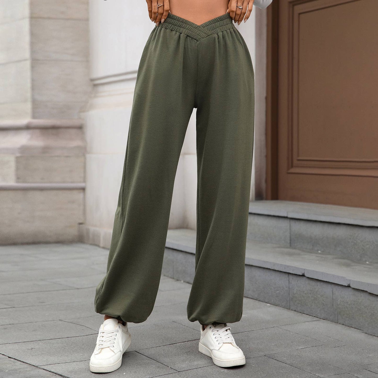 Tight waists curving legs Loose-fitting trousers