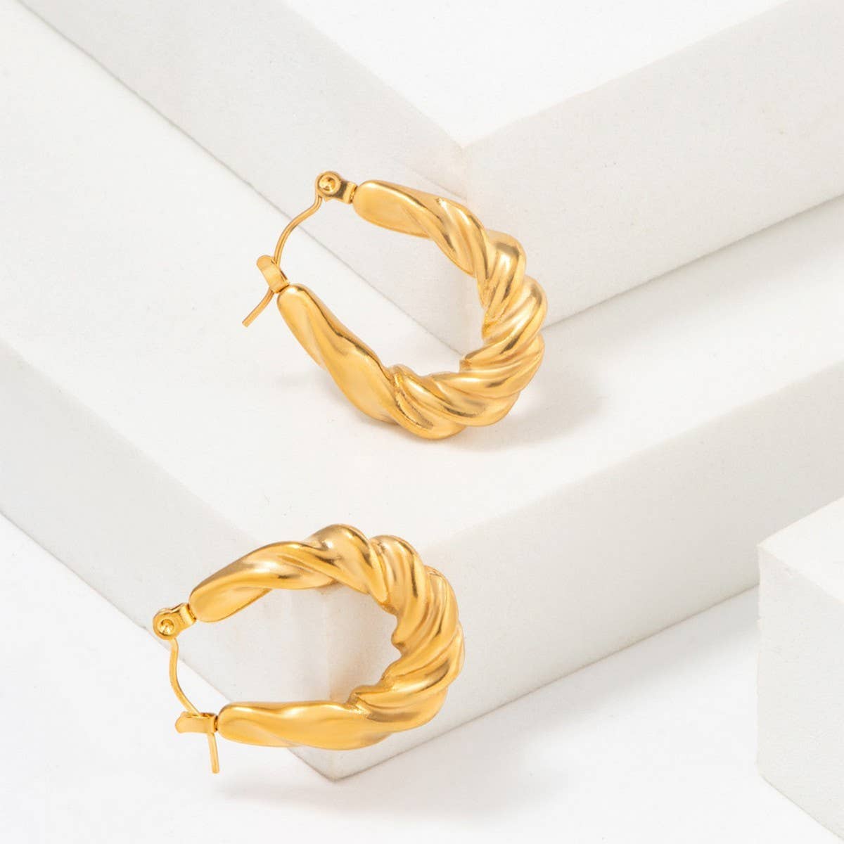GOLD STAINLESS STEEL TWISTED U-SHAPED EARRINGS