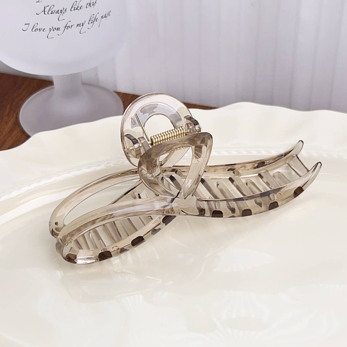 Simple and elegant transparent gripper