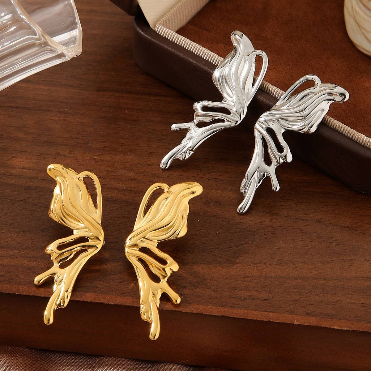 BUTTERFLY 3D 18K GOLD ASYMMETRICAL EARRINGS_CWMM3616