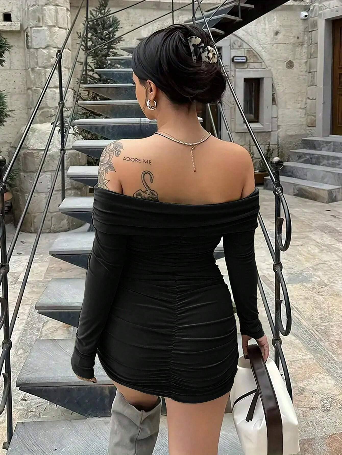 A LINE NECK SKIRT WITH HIGH FANNY PACK AND HIPS