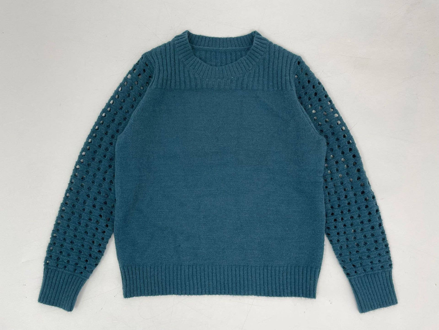 Solid-color cut-out round-neck knitted sweater