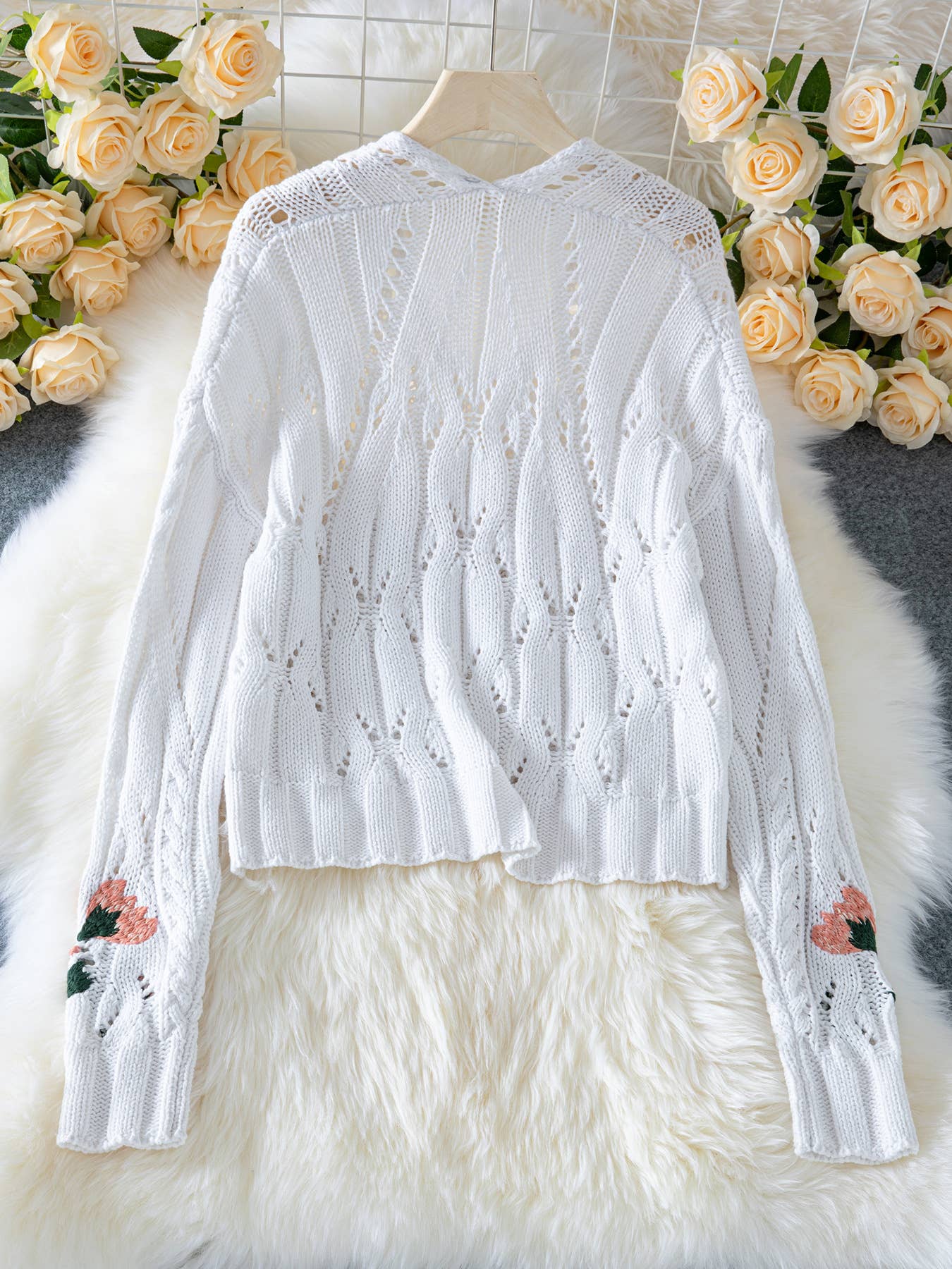 Embroidered flowers Short V-neck knitted sweater
