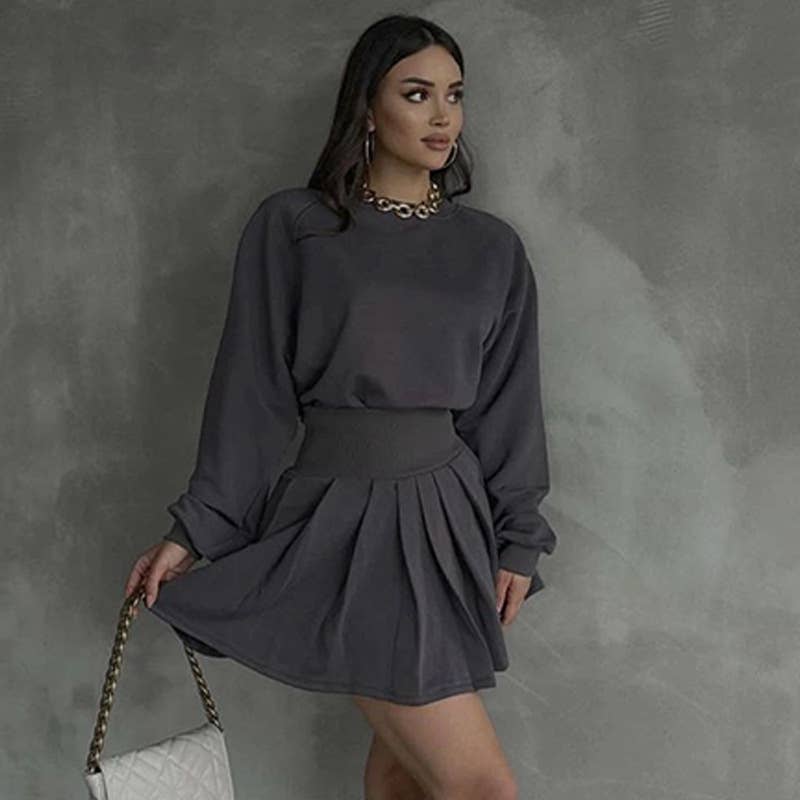 Long-sleeved sweatshirt and pleated skirt set