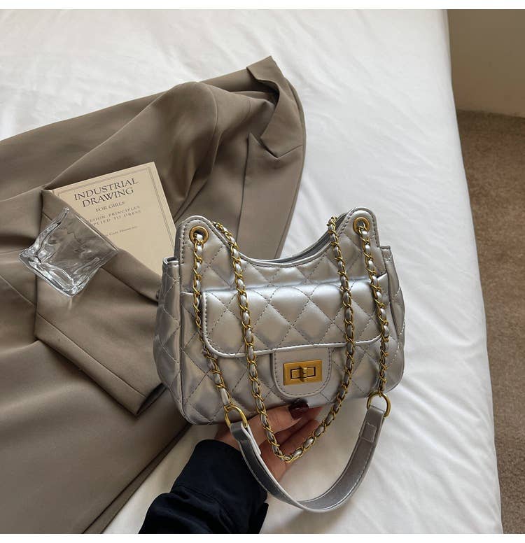 Diamond-shaped chain underarm bag