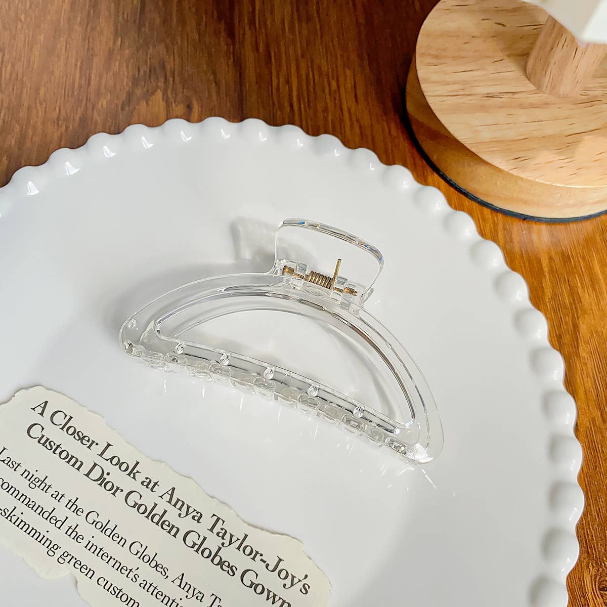 Arc-shaped semi-circular transparent gripper