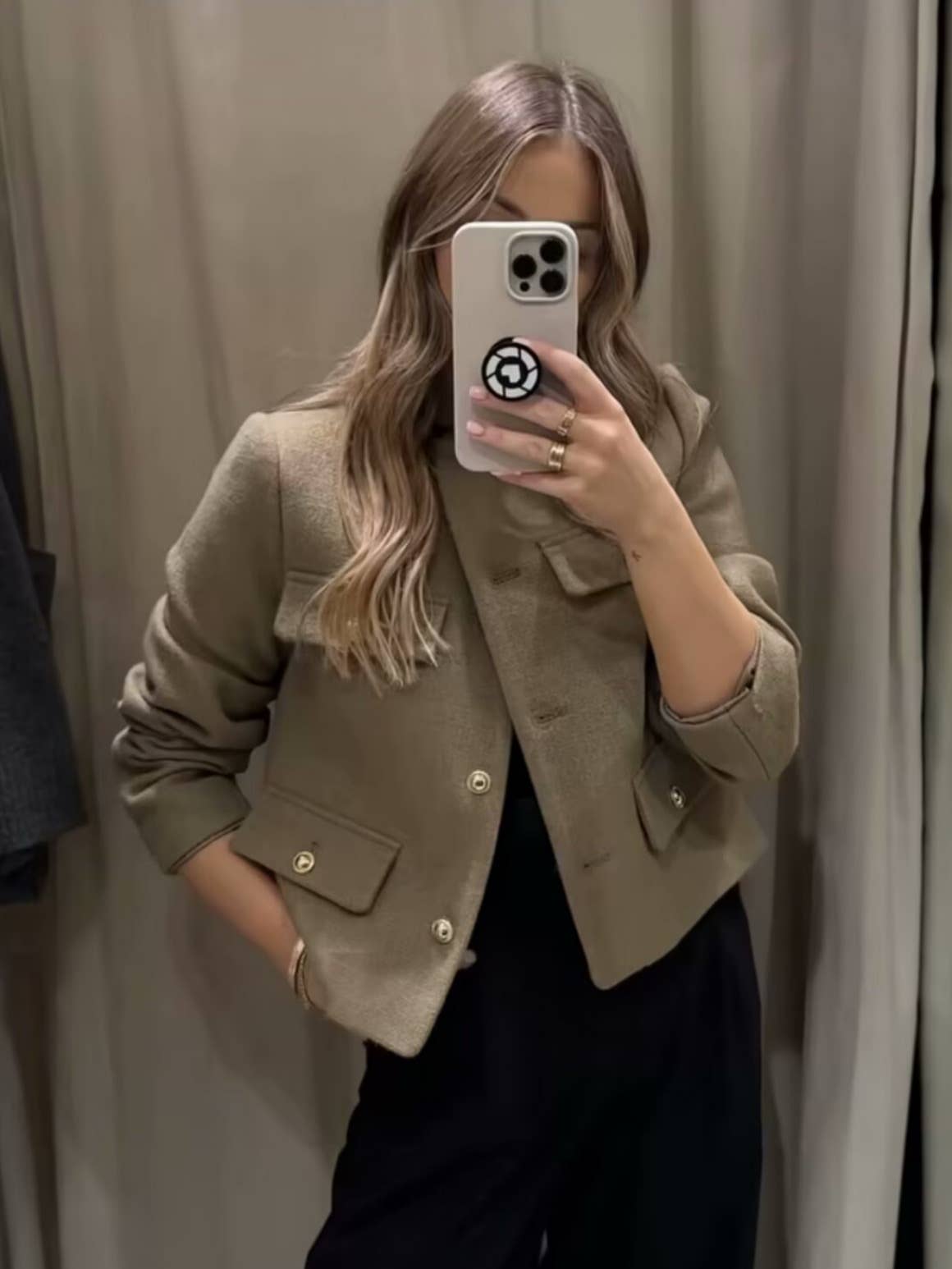 Round neck, loose golden buttons Short jacket