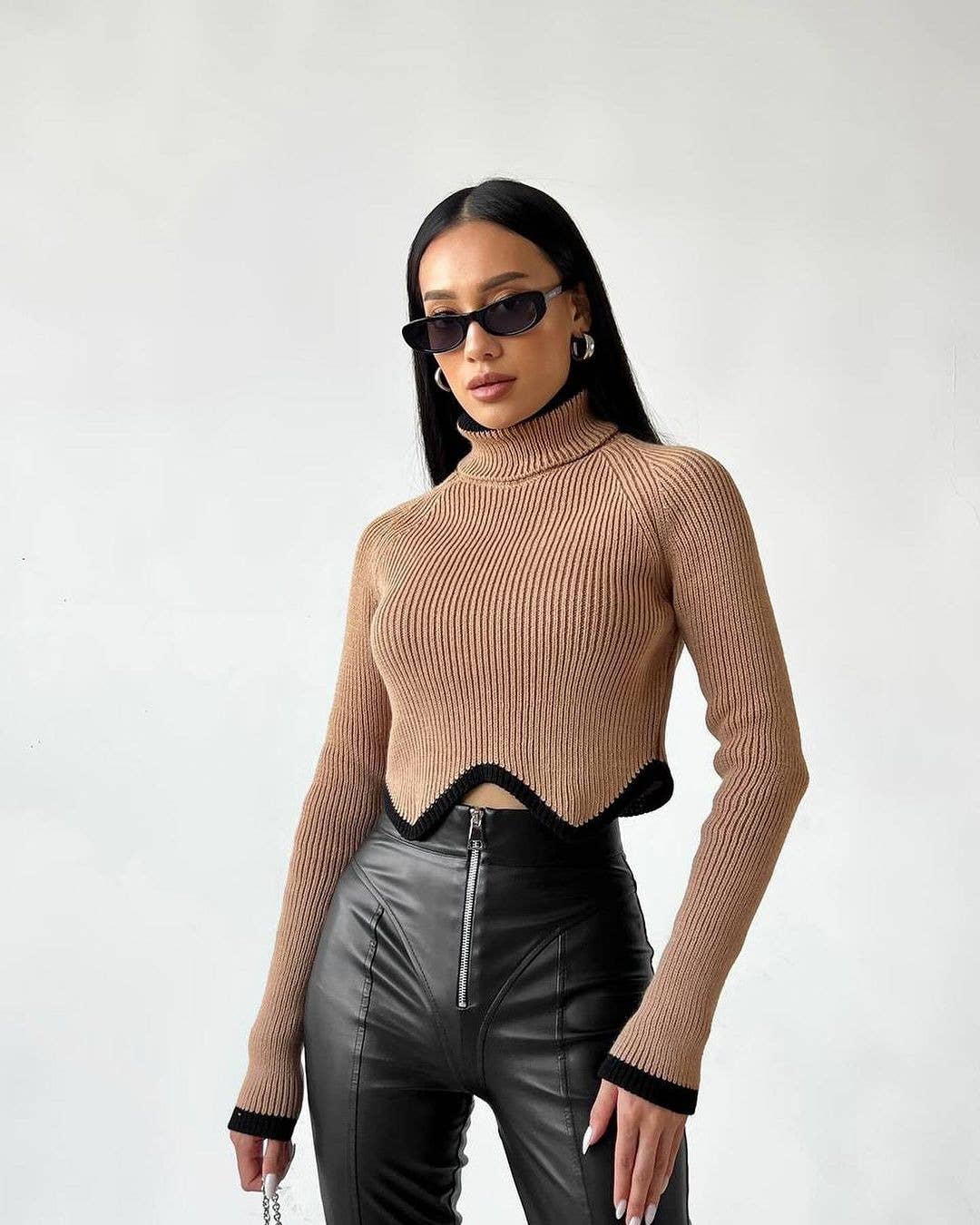 SHORT TIGHT TURTLENECK AND IRREGULAR HEM SWEATER