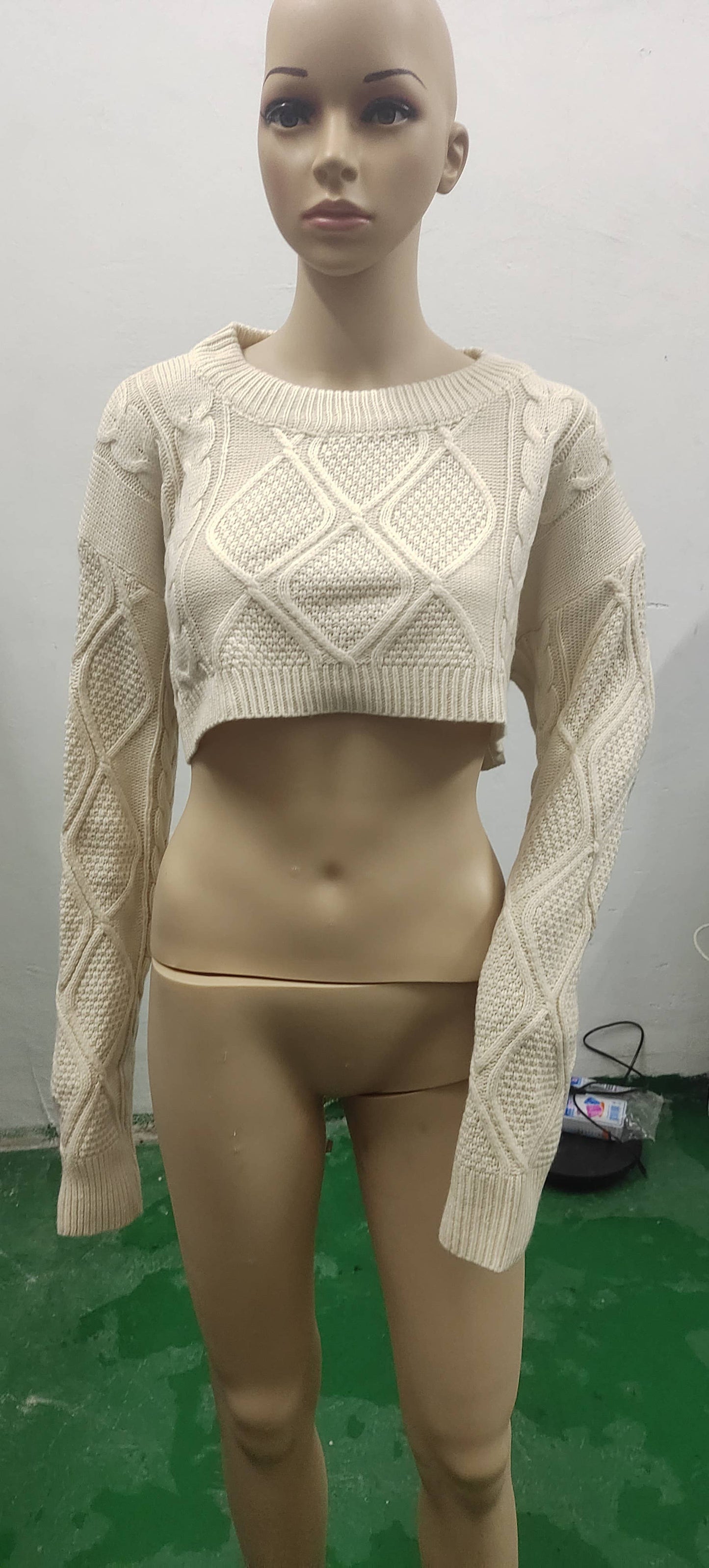 WEAR TWIST KNIT CREW NECK PULLOVER SHORT SWEATER