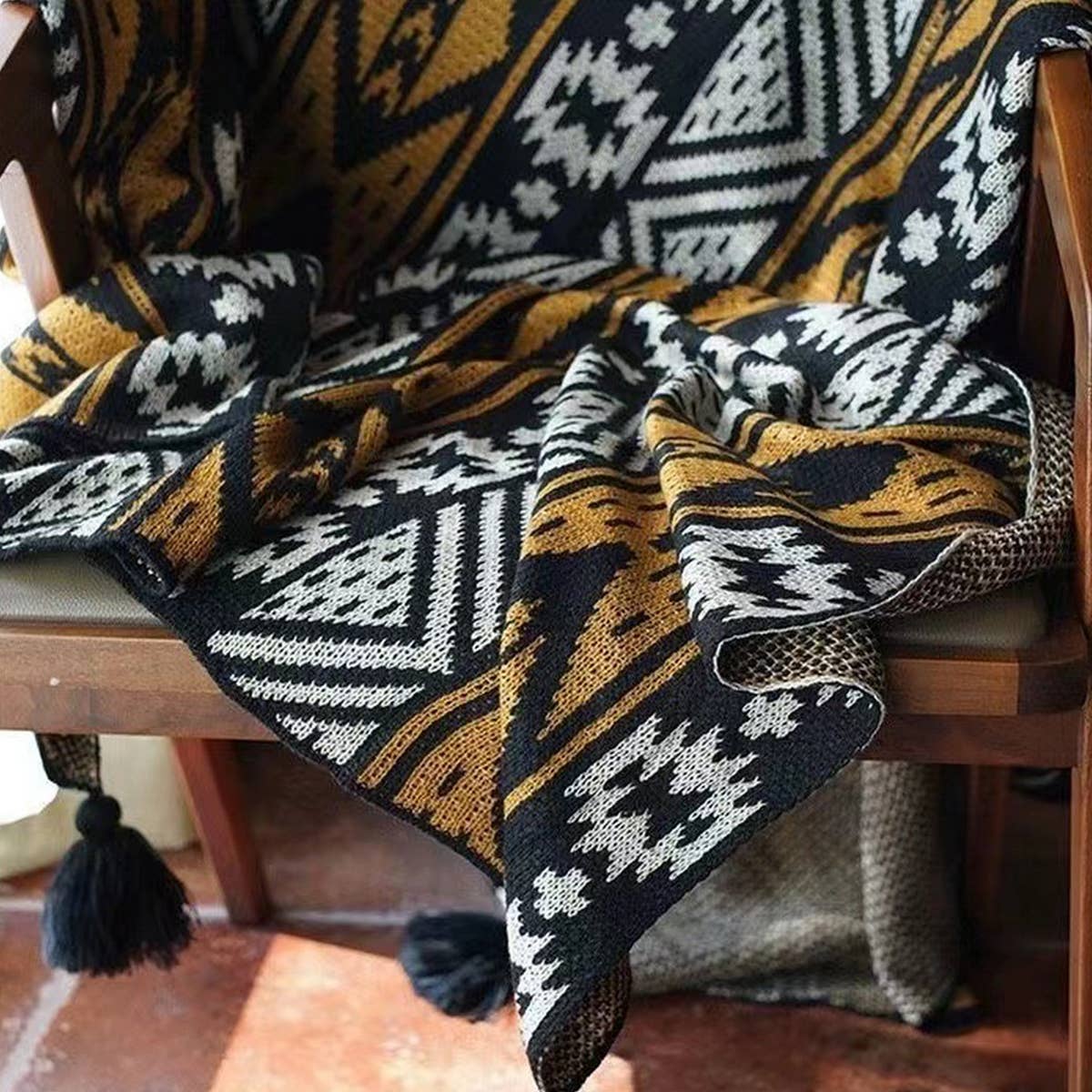 KNITTED GEOMETRIC STRIPE SOFA BLANKET