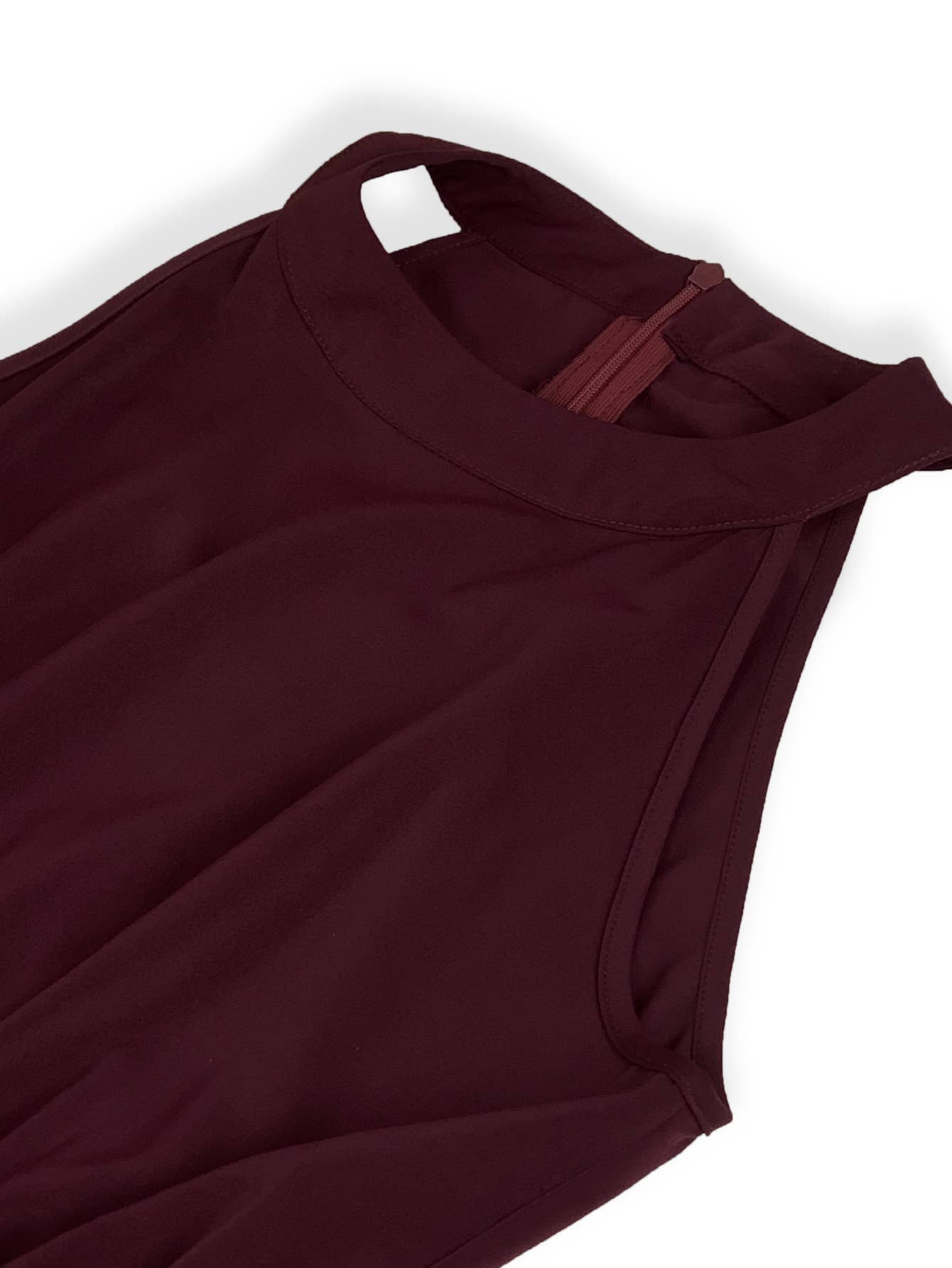 Solid color sleeveless waistline mid-length dress