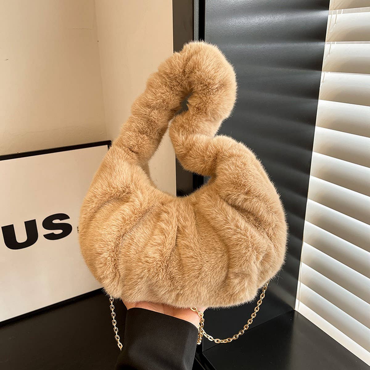 WINTER PLEATED DUMPLING BAG ONE-SHOULDER PLUSH BAG_CWAB3944