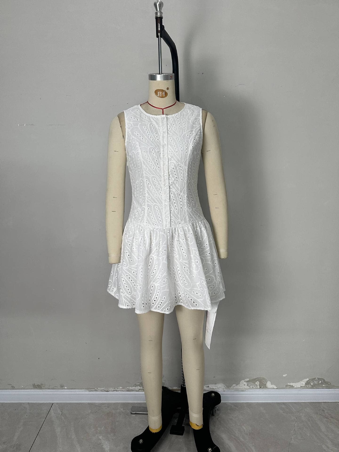 Simple fitted sleeveless single-breasted dress