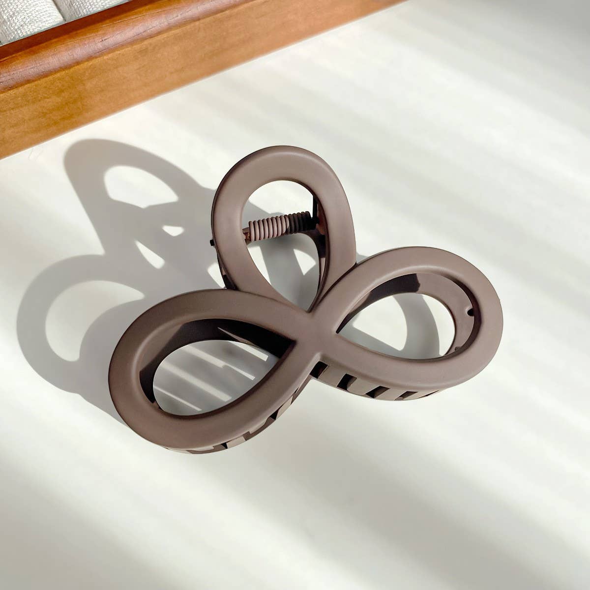 Versatile fashionable hollowed-out grab clip