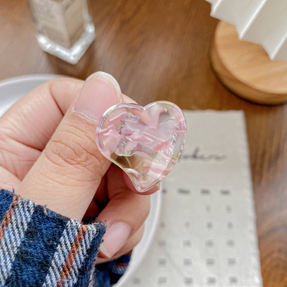 Cute acetic acid heart-shaped small clipper